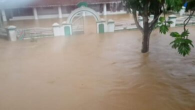 salah satu masjid yang dilanda banjir.