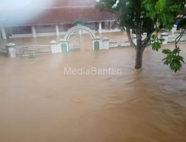 salah satu masjid yang dilanda banjir.