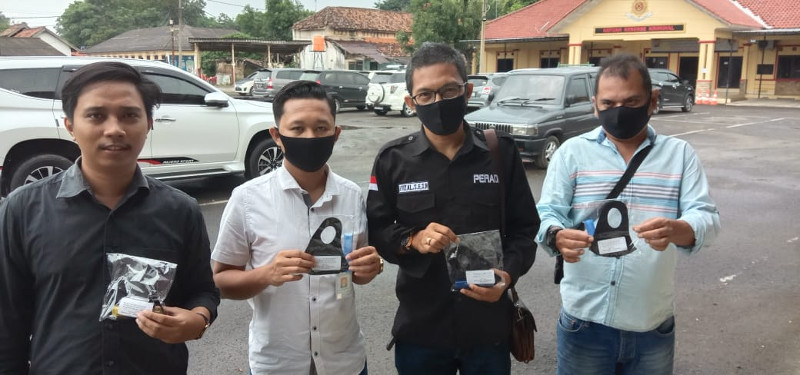 Pengacara bagikan masker buat tahanan polisi