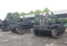 Taruna AAL tengah mempelajari ranpur di Yonranratfib 2 Mar. Foto: Ahmad Munawir - Menkav 2 Mar