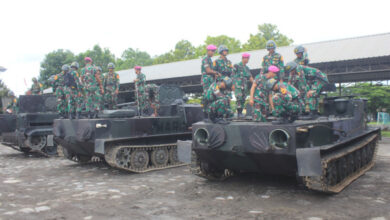 Taruna AAL tengah mempelajari ranpur di Yonranratfib 2 Mar. Foto: Ahmad Munawir - Menkav 2 Mar