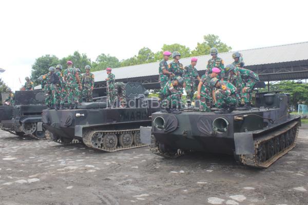 Taruna AAL tengah mempelajari ranpur di Yonranratfib 2 Mar. Foto: Ahmad Munawir - Menkav 2 Mar