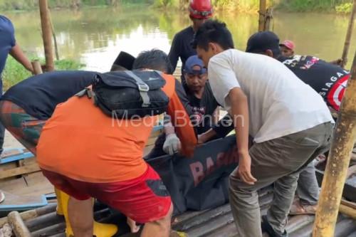 Dua anak yang terseret arus Sungai Ciliman ditemukan dalam keadaan meninggal. Foto: Antara