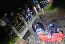 Mayat yang ditemukan di Kali Irigasi Carenang. Foto: Yono