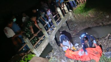 Mayat yang ditemukan di Kali Irigasi Carenang. Foto: Yono
