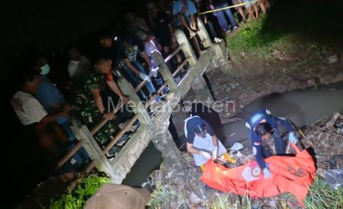 Mayat yang ditemukan di Kali Irigasi Carenang. Foto: Yono