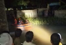 Proses evakuasi mayat mengambang di Kali Tembakan, Kecamatan Pontang. foto Yono