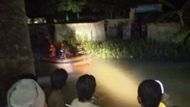 Proses evakuasi mayat mengambang di Kali Tembakan, Kecamatan Pontang. foto Yono