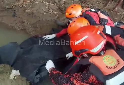Mayat emaja tenggelam di Sungai Ciujung Lebak akhirnya ditemukan. Foto Daeng Yusvin