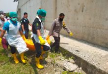 Mayat pria berkepala gundul dievakuasi dari Sungai Ciujung. Foto: Yono