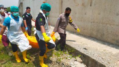 Mayat pria berkepala gundul dievakuasi dari Sungai Ciujung. Foto: Yono
