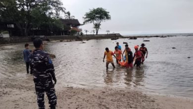 Jasad mayat wisatawan di Lippo Carita. Foto: Antara