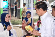 Presiden RI, Joko Widodo berikan bantuan program Mekaar di Bekasi. Foto: BPMI SatPres RI