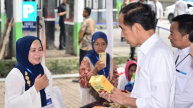 Presiden RI, Joko Widodo berikan bantuan program Mekaar di Bekasi. Foto: BPMI SatPres RI