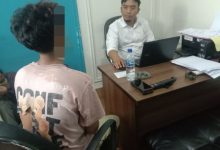 Pengedar Pil Koplo diperiksa polisi. Foto: Yono