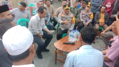 Mediasi Kapolres Serang, AKBP Condro Sasongko antara pabrik dan warga Junti. Foto: Yono