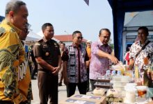 Sekda Kota Tangerang, Hermawan memperkenalkan produk unggulan UMKM. Foto: Web Pemkot Tangerang.