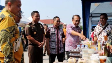 Sekda Kota Tangerang, Hermawan memperkenalkan produk unggulan UMKM. Foto: Web Pemkot Tangerang.
