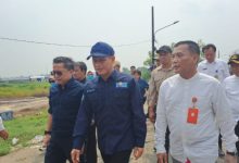 Menteri LH, Hanif Faisol Nurofiq saat menutup TPA Jatiwaringin. Foto: Antara
