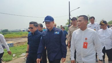 Menteri LH, Hanif Faisol Nurofiq saat menutup TPA Jatiwaringin. Foto: Antara