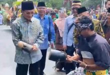 Menag Nassarudin Umar mencoba kesenian debus Banten di Pawai Taaruf MTQ Nasional di Semarang. Foto Biro Adpim Banten
