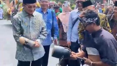 Menag Nassarudin Umar mencoba kesenian debus Banten di Pawai Taaruf MTQ Nasional di Semarang. Foto Biro Adpim Banten