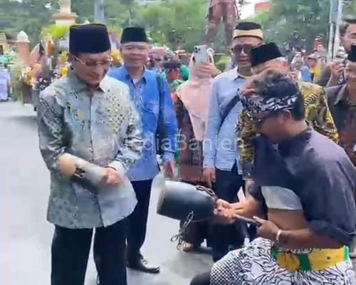 Menag Nassarudin Umar mencoba kesenian debus Banten di Pawai Taaruf MTQ Nasional di Semarang. Foto Biro Adpim Banten