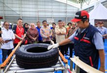Menaker Yassierli di perusahaan ban PT Bridge Stone. Foto Biro Humas Kemnaker