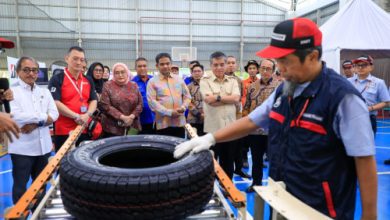 Menaker Yassierli di perusahaan ban PT Bridge Stone. Foto Biro Humas Kemnaker