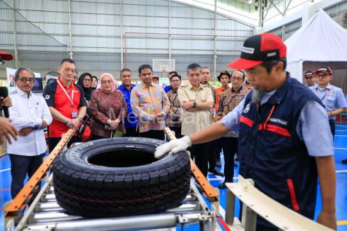 Menaker Yassierli di perusahaan ban PT Bridge Stone. Foto Biro Humas Kemnaker