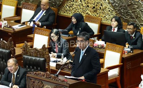 Menaker Yassierly ketika di DPR RI. Foto Humas Kemnaker