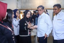 Menaker Yassierli bersama peserta magang di industri kreatif Semarang. foto Biro Humas Kemenaker