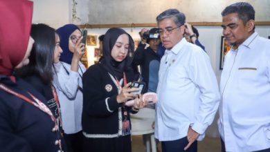 Menaker Yassierli bersama peserta magang di industri kreatif Semarang. foto Biro Humas Kemenaker