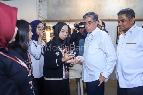 Menaker Yassierli bersama peserta magang di industri kreatif Semarang. foto Biro Humas Kemenaker