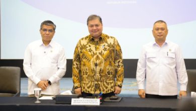 Menaker, Yassierli bersama Menko Perkekonomian Airlangga Hartato dan Menhub Dudy Purwagandhi. Foto Biro Humas Kemnaker