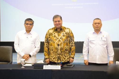Menaker, Yassierli bersama Menko Perkekonomian Airlangga Hartato dan Menhub Dudy Purwagandhi. Foto Biro Humas Kemnaker