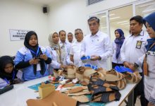 Menaker, Yassierli di ebuah pabarik sepatu. Foto Biro Humas Kemnaker