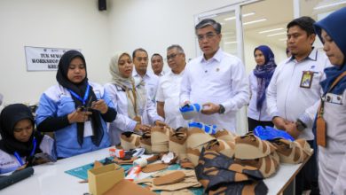 Menaker, Yassierli di ebuah pabarik sepatu. Foto Biro Humas Kemnaker