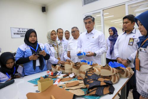 Menaker, Yassierli di ebuah pabarik sepatu. Foto Biro Humas Kemnaker