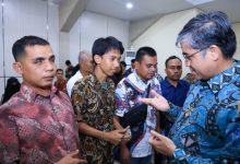 Menaker, Yassierli berdialog dengan peserta pelatihan kerja bagi penyandang disabilitas. Foto Biro Humas Kemnaker