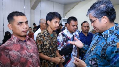 Menaker, Yassierli berdialog dengan peserta pelatihan kerja bagi penyandang disabilitas. Foto Biro Humas Kemnaker
