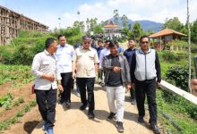 Menaker, Yassierly meninjau lokasi pelatiahn agroforestry di Kramatwangi, Kabuaten Garut. Foto Humas Kemnaker