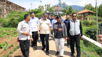 Menaker, Yassierly meninjau lokasi pelatiahn agroforestry di Kramatwangi, Kabuaten Garut. Foto Humas Kemnaker