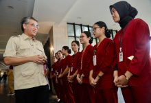 Menaker Yassierli tinjau peserta magang di Medan. Foto Biro Humas Kemnaker