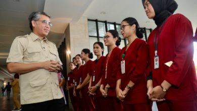 Menaker Yassierli tinjau peserta magang di Medan. Foto Biro Humas Kemnaker