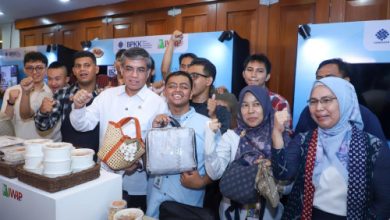 Menaker Yassierli bersama peserta Program TIH di BPKK Bekasi. foto Biro Humas Kemnaker