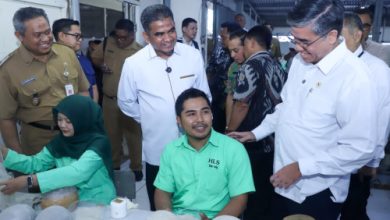 Menaker Yassierli sidak ke sebuah perusahaan di Semarang karena THR Pekerja belum dibayar penuh. Foto Biro Humas Kemnaker