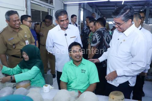 Menaker Yassierli sidak ke sebuah perusahaan di Semarang karena THR Pekerja belum dibayar penuh. Foto Biro Humas Kemnaker