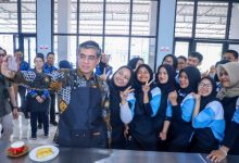 Menaker, Yessierly bersana peserta Program Pelatihan Vokasi Nasional di Bandung. Foto Biro Humas Kemnaker