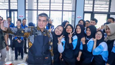 Menaker, Yessierly bersana peserta Program Pelatihan Vokasi Nasional di Bandung. Foto Biro Humas Kemnaker